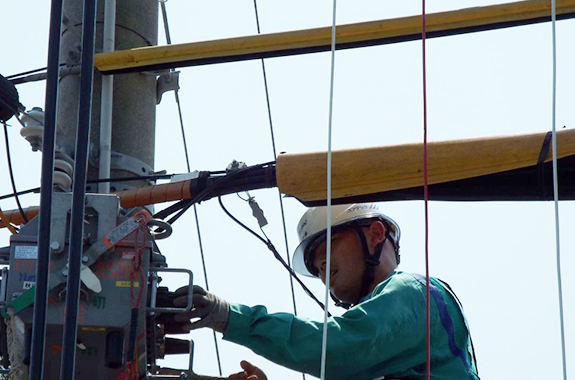 写真：配電線工事の様子