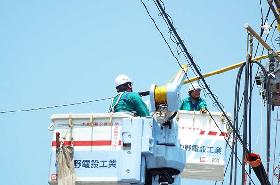 写真：配電線工事の様子